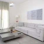 Apartment A Brand New, Beautifully Decorated Maisonette. *