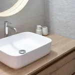 A Brand New, Beautifully Decorated Maisonette. Apartment *