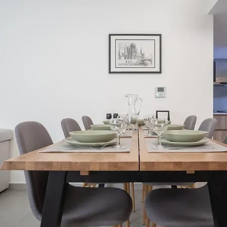 A Brand New, Beautifully Decorated Maisonette. *