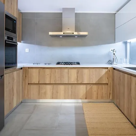 Apartment A Brand New, Beautifully Decorated Maisonette.