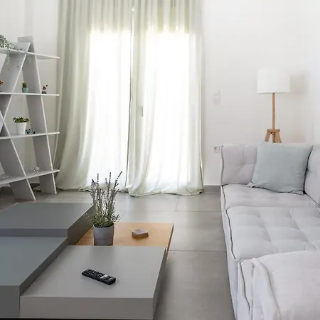 Apartamento A Brand New, Beautifully Decorated Maisonette. *