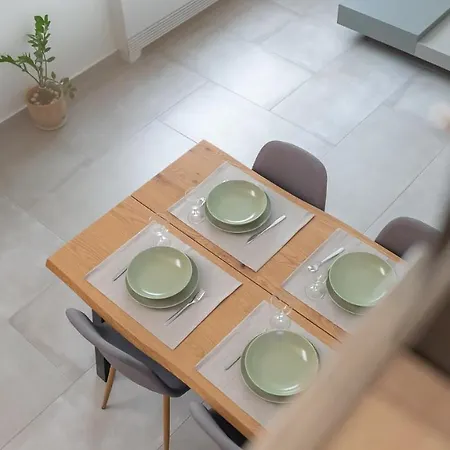 A Brand New, Beautifully Decorated Maisonette. Apartment *