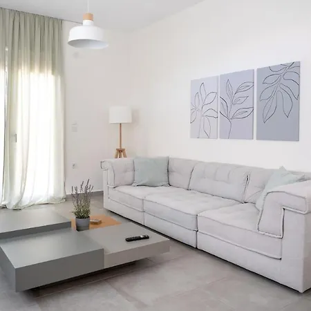 Apartamento A Brand New, Beautifully Decorated Maisonette. *
